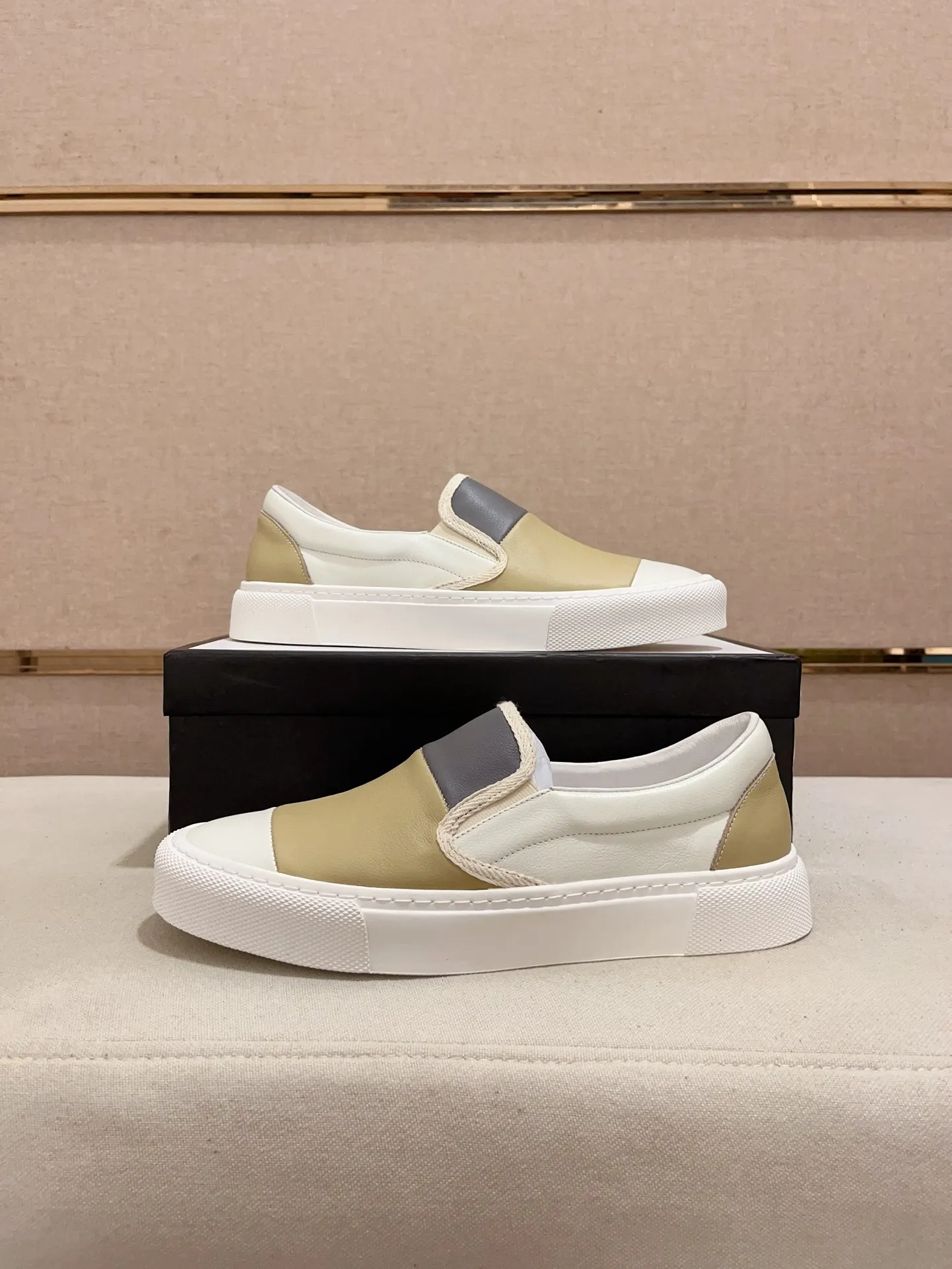 Men's shoes💰 440💰The new GUCCI (Gucci) counters are launched simultaneously. The new men's shoes, 😘fabrics are selected from imported cowhide, and the lining is sheepskin lining. 👍🏿 High-end ☄️ air-cushion molded anti-slip rubber outsole, exquisite lines, simple and elegant, comfortable and high-end for leisure travel. Code number: 38 to 44 (45 can be customized and cannot be returned or exchanged)